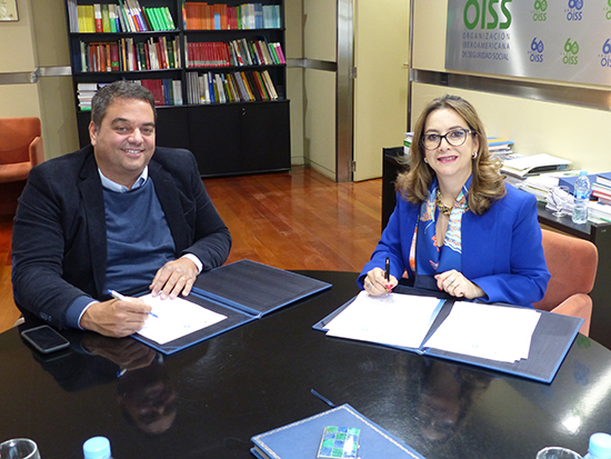El ministro de Trabajo, Empleo y Seguridad Social de Argentina, Jorge Triaca y la secretaria general de la OISS, Gina Magnolia Riaño Barón