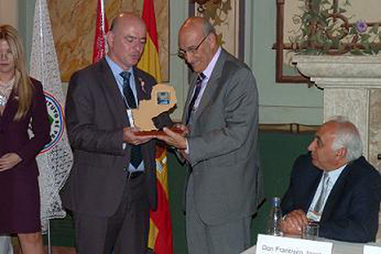 Adolfo Jiménez Fernández, Secretario General de la OISS, recibe  de parte del Presidente del IPS un presente, como expresión de gratitud y reconocimiento por sus contribuciones a la Seguridad Social de Iberoamerica.