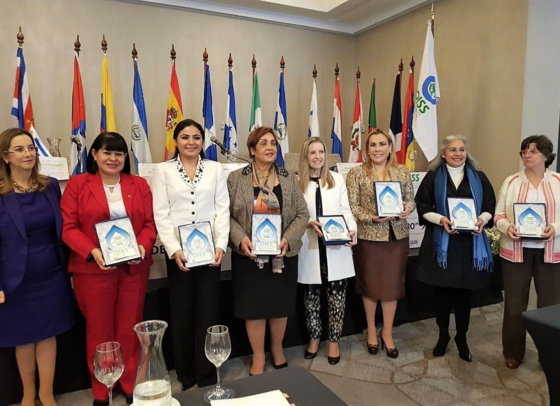 Foto de grupo del reconocimiento “Mujer y protección social en Iberoamérica 2018”
