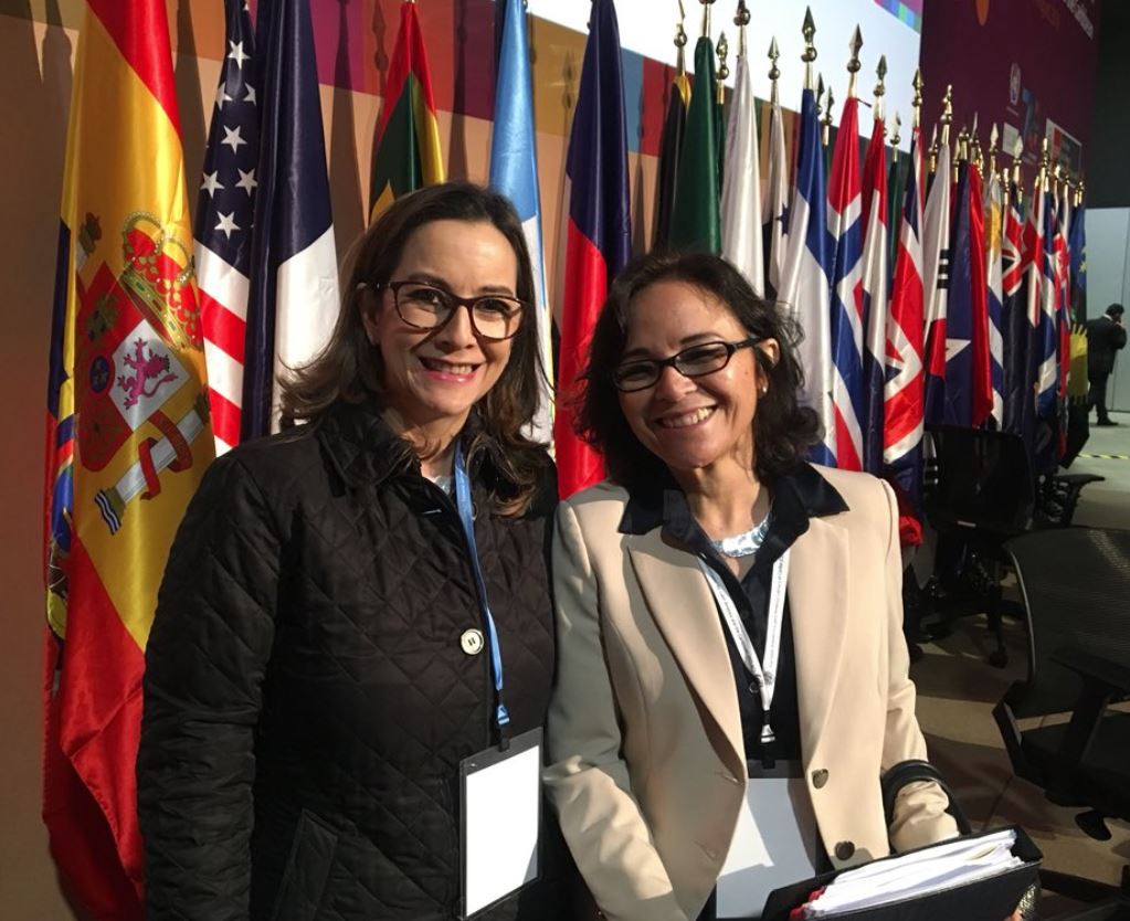 En la foto de izquierda a derecha: La secretaria general de la OISS, Gina Magnolia Riaño Barón y la Viceministra de la Mujer de Perú, Cecilia Esther Aldave Retos