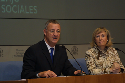El ministro de Trabajo y Asuntos Sociales de España, Jesús Caldera, y la Secretaria de Estado de Servicios Sociales, Familias y Discapacidad, Amparo Valcarce, explicaron en rueda de prensa el pasado 2 de enero, la puesta en marcha de la Ley de Dependencia, que entró en vigor el 1 de enero. El ministro de Trabajo y Asuntos Sociales de España, Jesús Caldera, y la Secretaria de Estado de Servicios Sociales, Familias y Discapacidad, Amparo Valcarce, explicaron en rueda de prensa el pasado 2 de enero, la puesta en marcha de la Ley de Dependencia, que entró en vigor el 1 de enero.