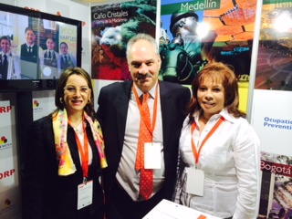 En la fotografía a la izquierda Gina Magnolia Riaño Barón, Secretaria General de la OISS con el Presidente y la Vicepresidenta de Colmena Vida Riesgos Laborales, de Colombia 
