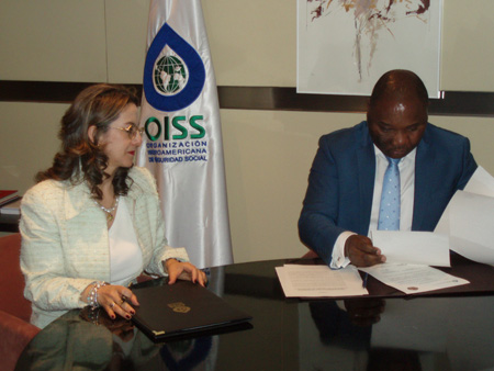 Gina Magnolia Riaño Barón, Secretaria General de la OISS y Pedro Claver Mbega Ovono Nkogo,Delegado Nacional del Instituto de Seguridad Social de Guinea Ecuatorial  