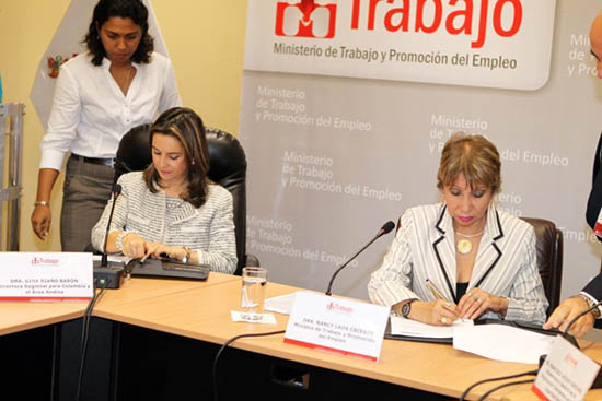 Foto de la firma del Convenio y Memorando de Entendimiento,  a la izquierda la Directora del Centro Regional de la OISS para Colombia y el Área Andina, Gina Magnolia Riaño y la Ministra de Trabajo y Promoción del Empleo, Nancy Laos Cáceres   