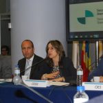 Gina Magnolia Riaño Barón, Secretaria General de la OISS, junto al Secretario de la OIJ a su izquierda y el Secretario General de la OEI a su derecha