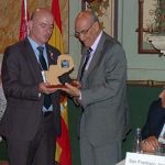 Adolfo Jiménez Fernández, Secretario General de la OISS, recibe de parte del Presidente del IPS un presente, como expresión de gratitud y reconocimiento por sus contribuciones a la Seguridad Social de Iberoamerica.