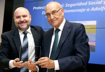 En la foto Luis Cayo Pérez Bueno, Presidente del CERMI entrega a Adolfo Jiménez Fernández, la distinción de “Amigo de la Discapacidad”