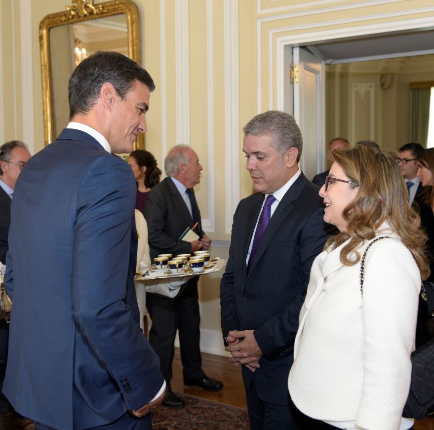 En la foto de izquierda a derecha el Presidente de Gobierno de España, Pedro Sánchez, el Presidente de Colombia, Iván Duque y la secretaria general de la OISS, Gina Magnolia Riaño Barón
